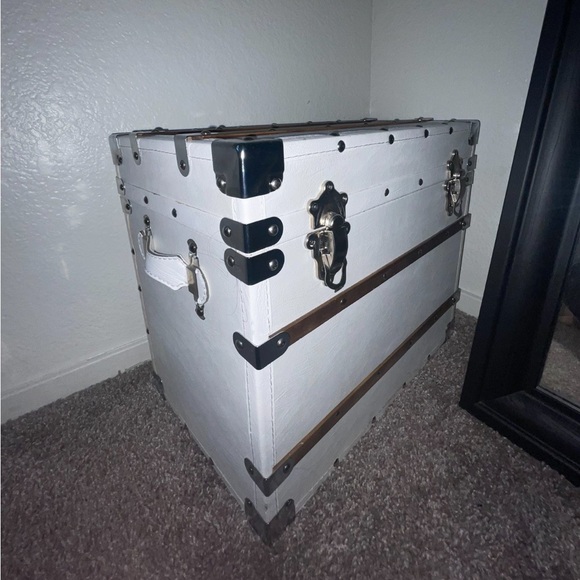 White storage box - Picture 1 of 1